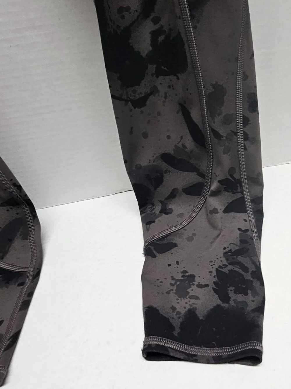 Womens Athleta Gray Black Floral Camouflage Zipper Pockets Rainier Reflective S